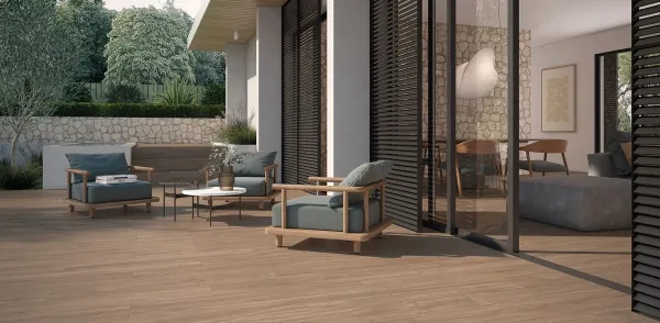 Exterior con azulejos efecto madera en tonos cálidos, colección Lyric de Metropol