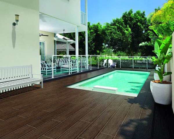 Exterior con azulejos efecto madera en tonos fríos, colección Merbau de STN