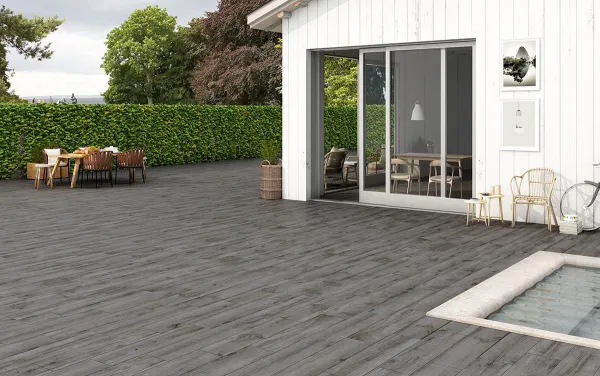 Exterior con azulejos efecto madera en tonos neutros, colección Norden de Colorker