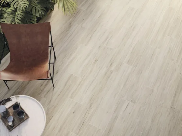 Exterior con azulejos efecto madera en tonos cálidos, colección Oasis de Colorker
