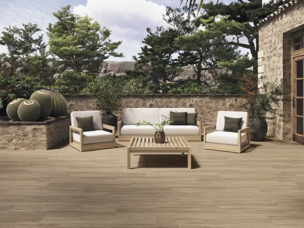 Exterior con azulejos efecto madera en tonos cálidos, colección Oasis de Colorker