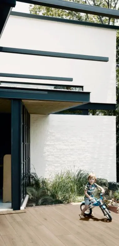 Exterior con azulejos efecto madera, colección Oltre de Marazzi
