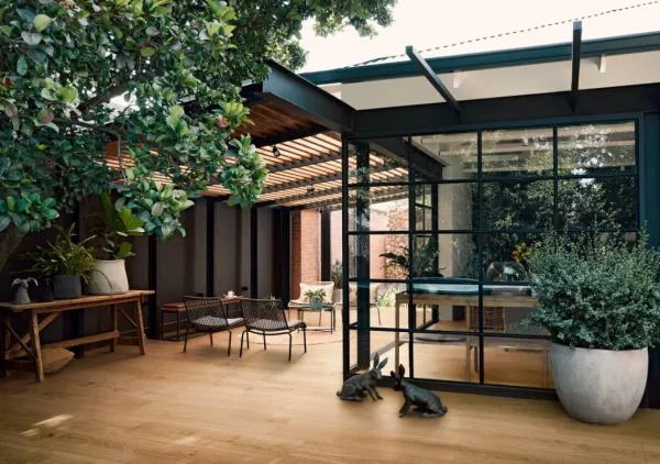 Exterior con azulejos efecto madera en tonos cálidos, colección Oltre de Marazzi