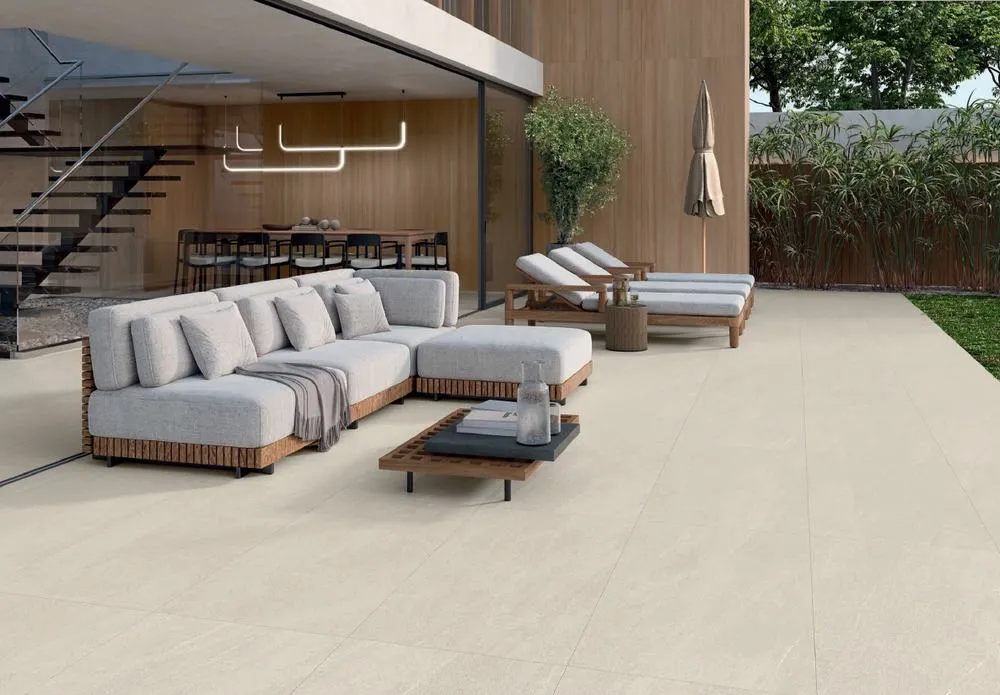 Exterior con azulejos efecto madera, colección Otway de Alaplana