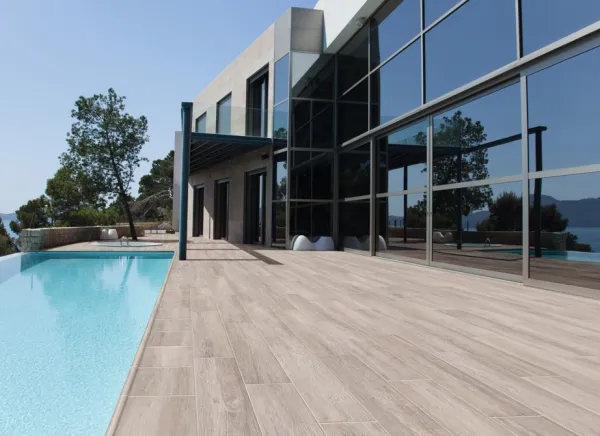 Exterior con azulejos efecto madera en tonos fríos, colección Park de Natucer