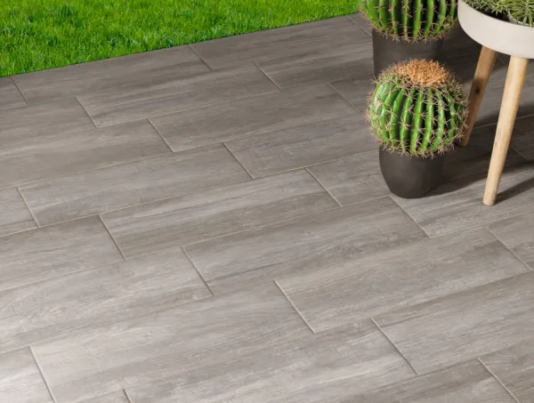 Exterior con azulejos efecto madera, colección Park de Natucer