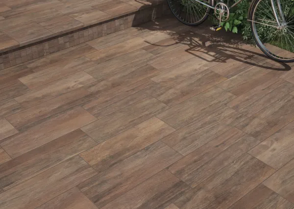 Exterior con azulejos efecto madera en tonos cálidos, colección Park de Natucer
