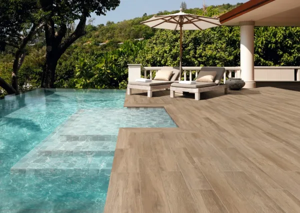 Exterior con azulejos efecto madera, colección Pool de Natucer