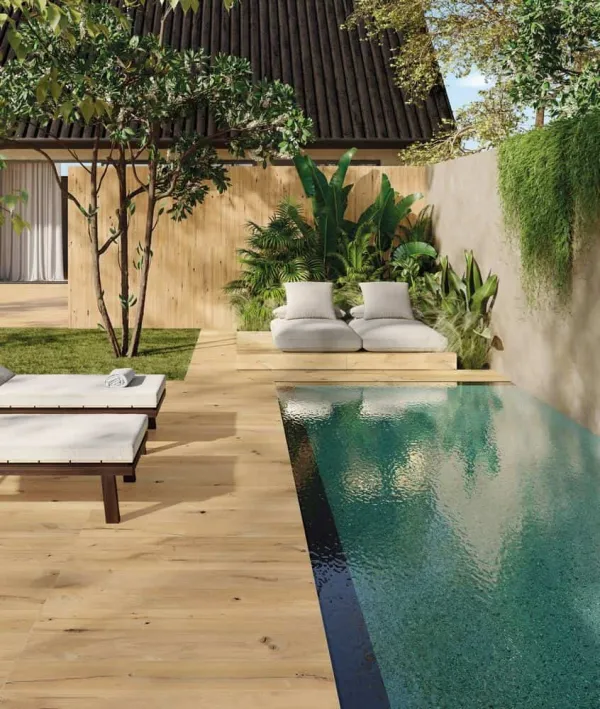 Exterior con azulejos efecto madera en tonos cálidos, colección Solorovere de Ceramiche Piemme