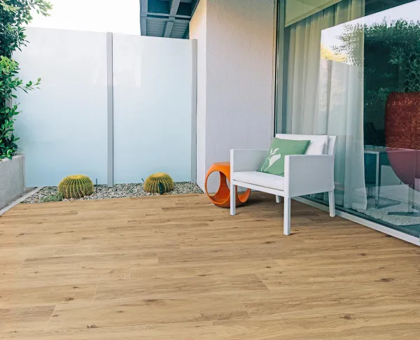 Exterior con azulejos efecto madera, colección Treverkview de Marazzi
