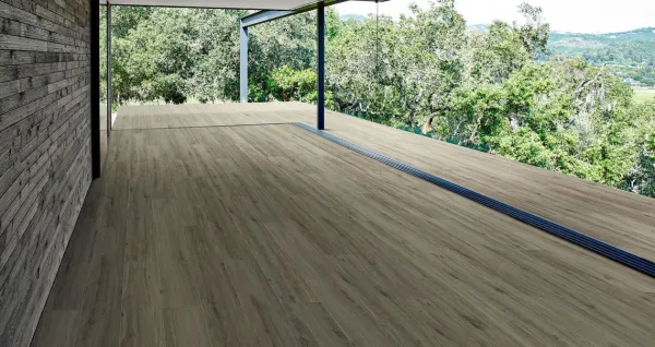 Exterior con azulejos efecto madera, colección Treverkview de Marazzi