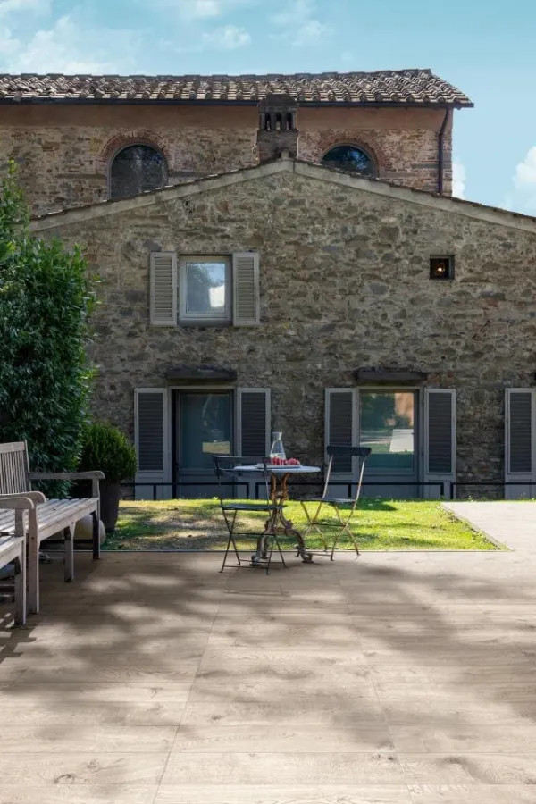 Exterior con azulejos efecto madera, colección Vero de Marazzi