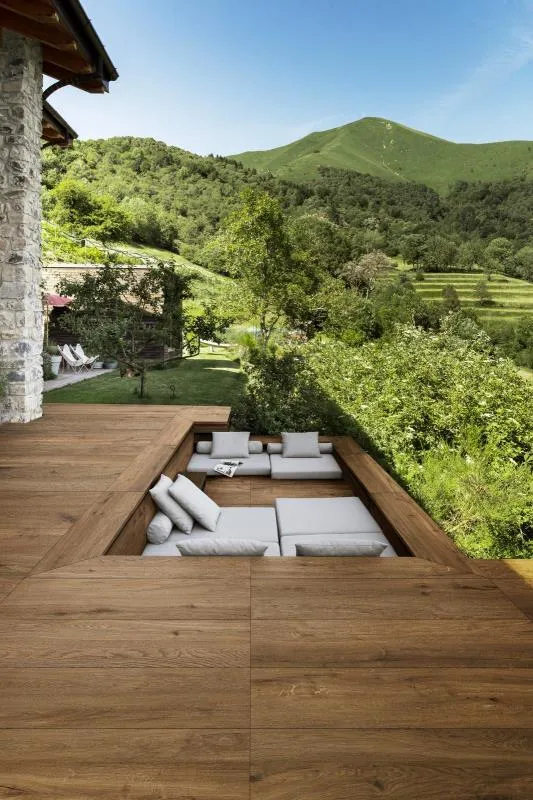 Exterior con azulejos efecto madera en tonos cálidos, colección Vero de Marazzi