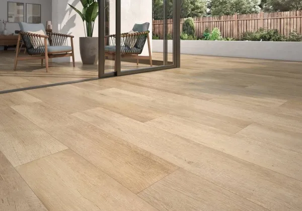 Exterior con azulejos efecto madera en tonos cálidos, colección Woodside de Colorker