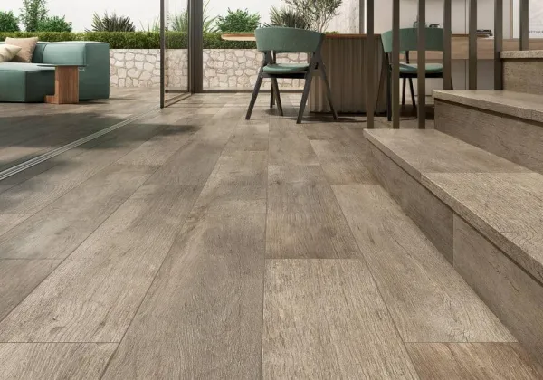 Exterior con azulejos efecto madera en tonos cálidos, colección Woodside de Colorker
