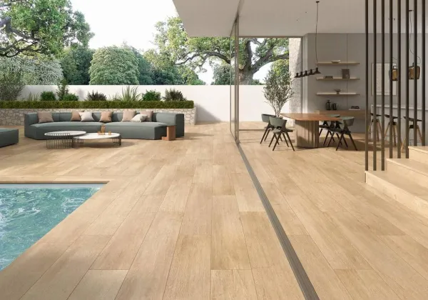 Exterior con azulejos efecto madera en tonos cálidos, colección Woodside de Colorker
