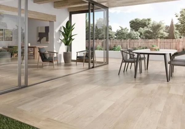 Exterior con azulejos efecto madera en tonos cálidos, colección Woodside de Colorker