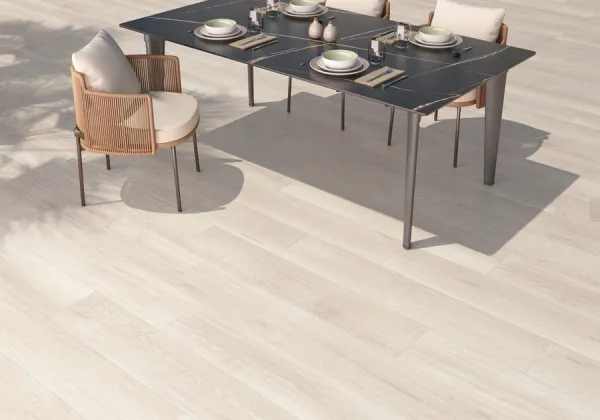 Exterior con azulejos efecto madera, colección Zabâ de Colorker
