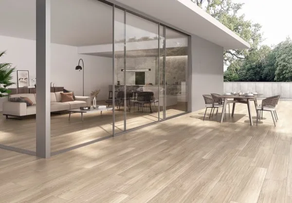 Exterior con azulejos efecto madera en tonos cálidos, colección Zabâ de Colorker