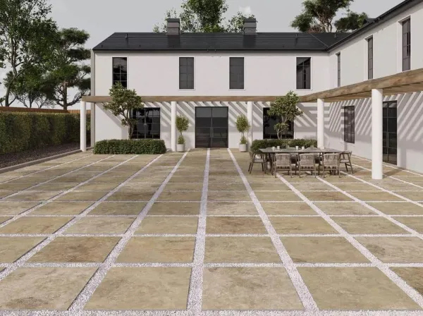 Exterior con azulejos efecto mármol en tonos cálidos, colección Izmir de New Tiles