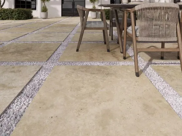 Exterior con azulejos efecto mármol en tonos cálidos, colección Izmir de New Tiles