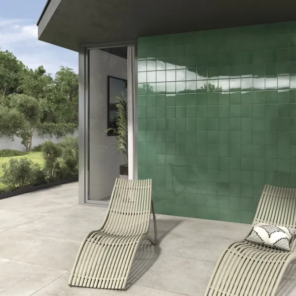 Exterior con azulejos efecto mármol en tonos fríos, colección Mystic de Aleluia