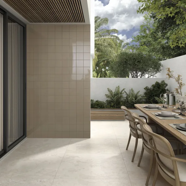 Exterior con azulejos efecto mármol en tonos cálidos, colección Mystic de Aleluia