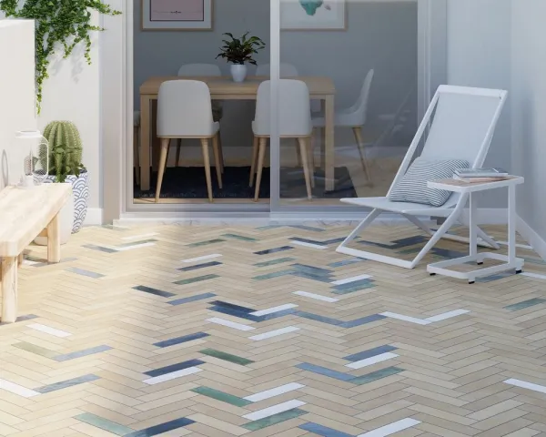 Exterior con azulejos efecto monocolor en tonos fríos, colección Agadir de Dune