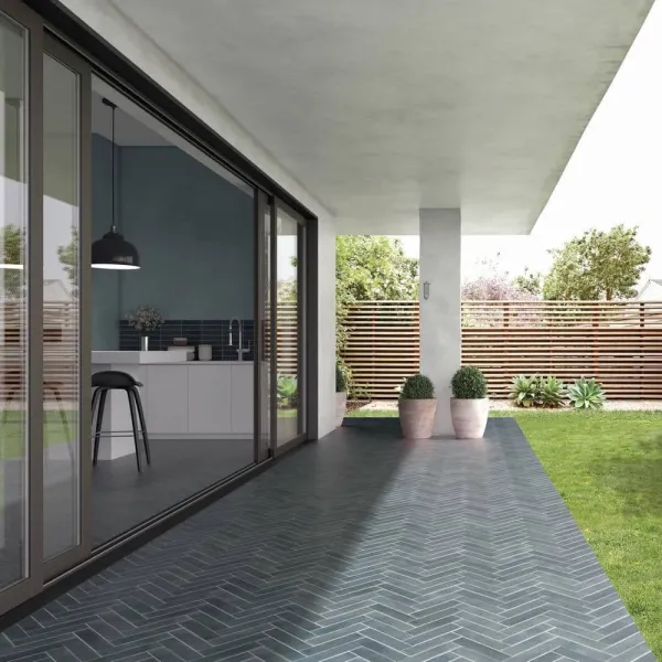 Exterior con azulejos efecto monocolor en tonos fríos, colección Argile de Equipe