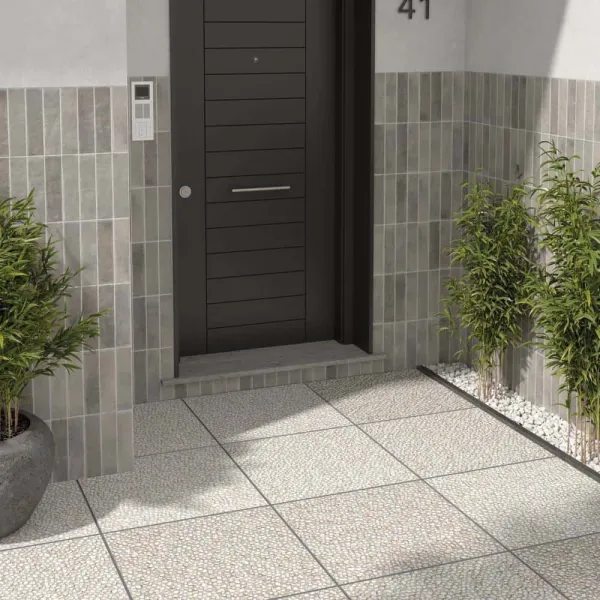 Exterior con azulejos efecto monocolor en tonos neutros, colección Argile de Equipe