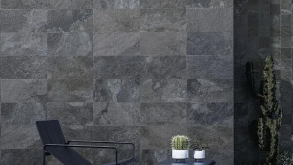 Exterior con azulejos efecto monocolor en tonos fríos, colección Bali de Equipe