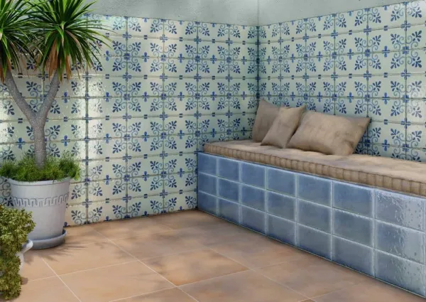 Exterior con azulejos efecto monocolor en tonos fríos, colección Frame de Natucer