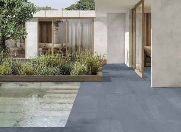 Exterior con azulejos efecto óxido en tonos fríos, colección Urano de Aparici