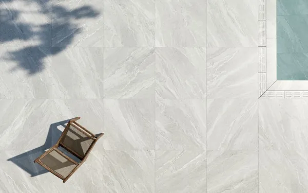 Exterior con azulejos efecto piedra en tonos neutros, colección Alchemy de Peronda
