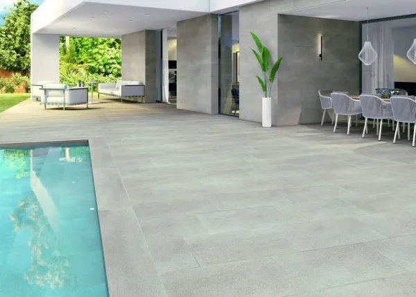 Exterior con azulejos efecto piedra, colección Aneto de Natucer