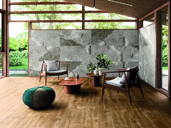 Exterior con azulejos efecto piedra en tonos cálidos, colección Aneto de New Tiles