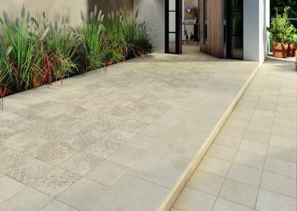 Exterior con azulejos efecto piedra, colección Anima de Natucer