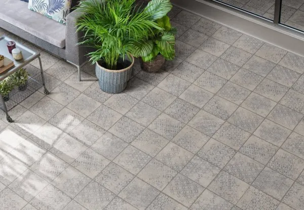 Exterior con azulejos efecto piedra en tonos neutros, colección Anima de Natucer