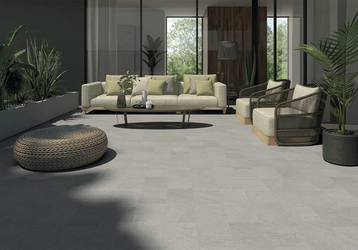 Exterior con azulejos efecto piedra en tonos neutros, colección Arán de Bestile