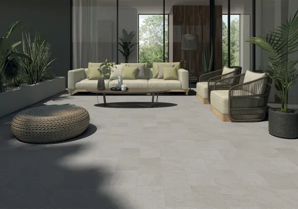Exterior con azulejos efecto piedra en tonos neutros, colección Arán de Bestile