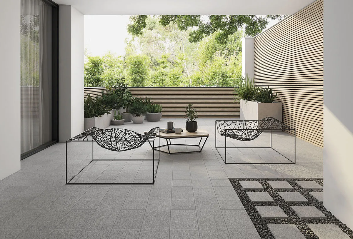 Exterior con azulejos efecto piedra en tonos neutros, colección Arán de Bestile