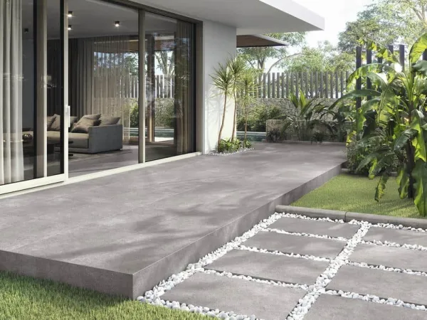 Exterior con azulejos efecto piedra en tonos neutros, colección Asphalt de Baldocer