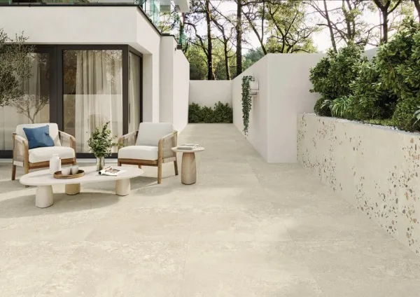 Exterior con azulejos efecto piedra en tonos cálidos, colección Awen de Harmony