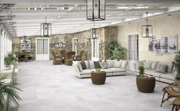 Exterior con azulejos efecto piedra en tonos neutros, colección Axis de ROCERSA