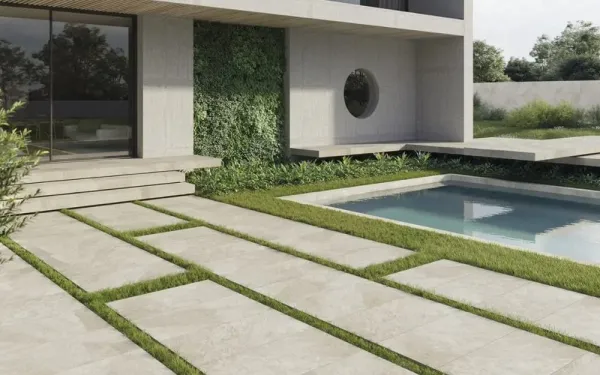 Exterior con azulejos efecto piedra en tonos neutros, colección Axis de ROCERSA