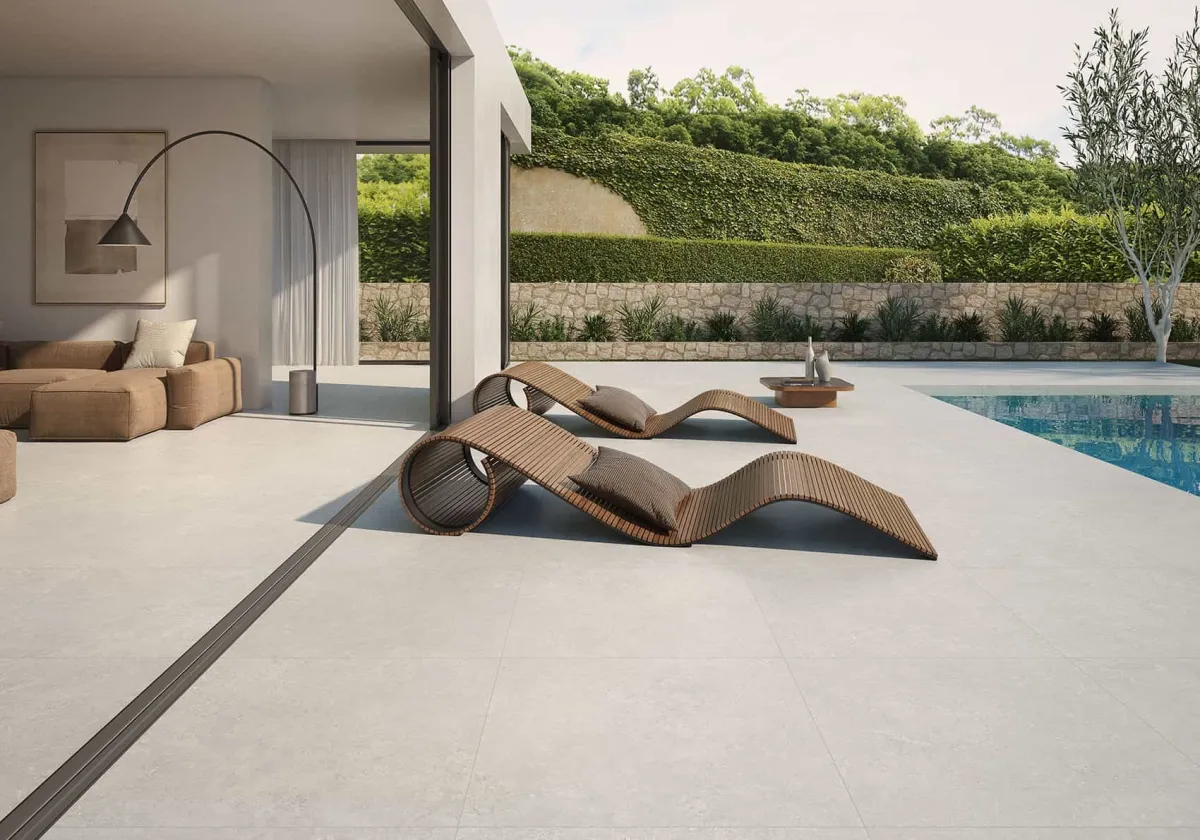 Exterior con azulejos efecto piedra en tonos neutros, colección Batela de Navarti