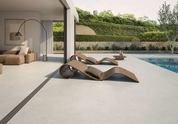 Exterior con azulejos efecto piedra en tonos neutros, colección Batela de Navarti