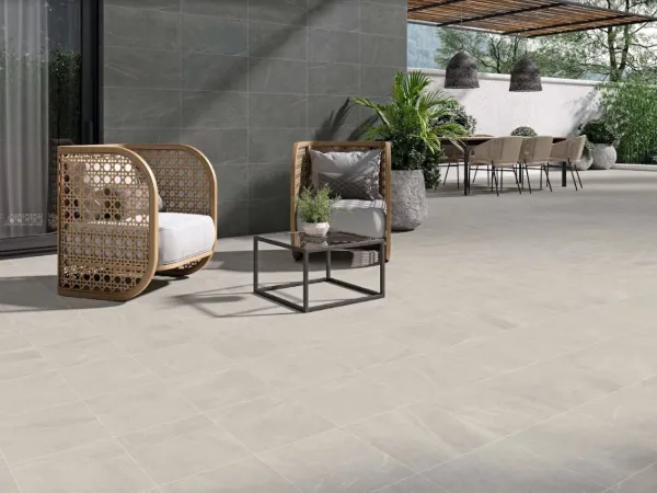 Exterior con azulejos efecto piedra en tonos neutros, colección Bellevue de STN