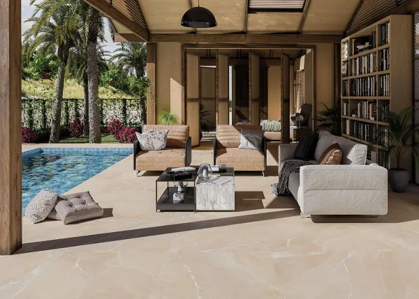 Exterior con azulejos efecto piedra en tonos cálidos, colección Bodo de Alaplana