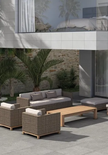Exterior con azulejos efecto piedra en tonos neutros, colección Budapest de Rock Ceramic
